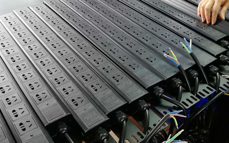 12位PDU插座 國(guó)標(biāo)5孔10A  電源指示 3*6平方線